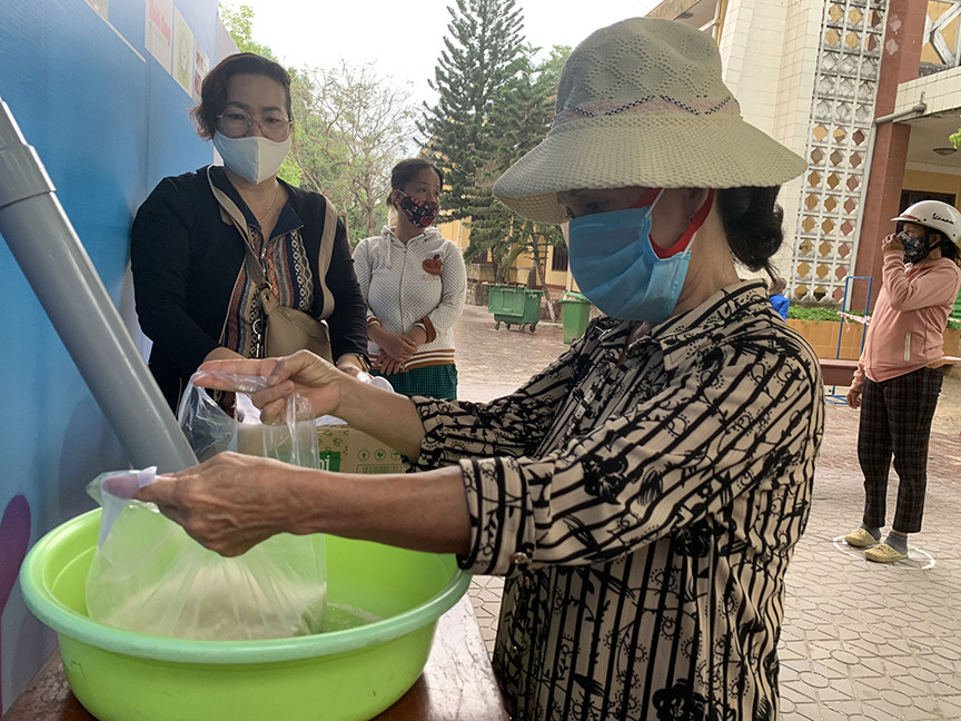 Cựu học sinh trung học mang 'ATM gạo tình thương' về cho người nghèo ảnh 2