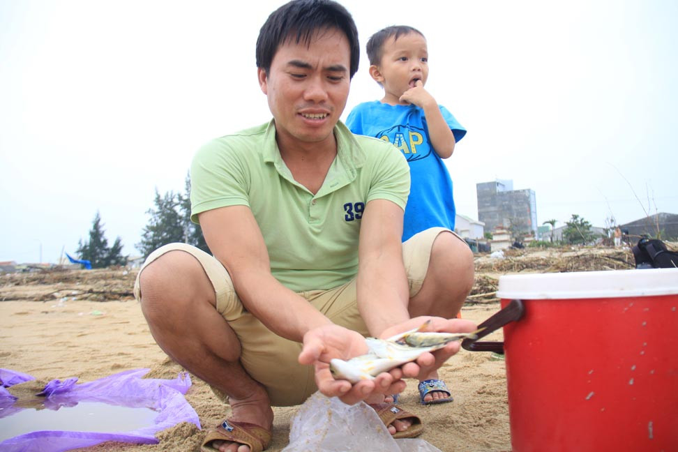  Thú vui buông câu mùa biển động ở Quảng Ngãi ảnh 1