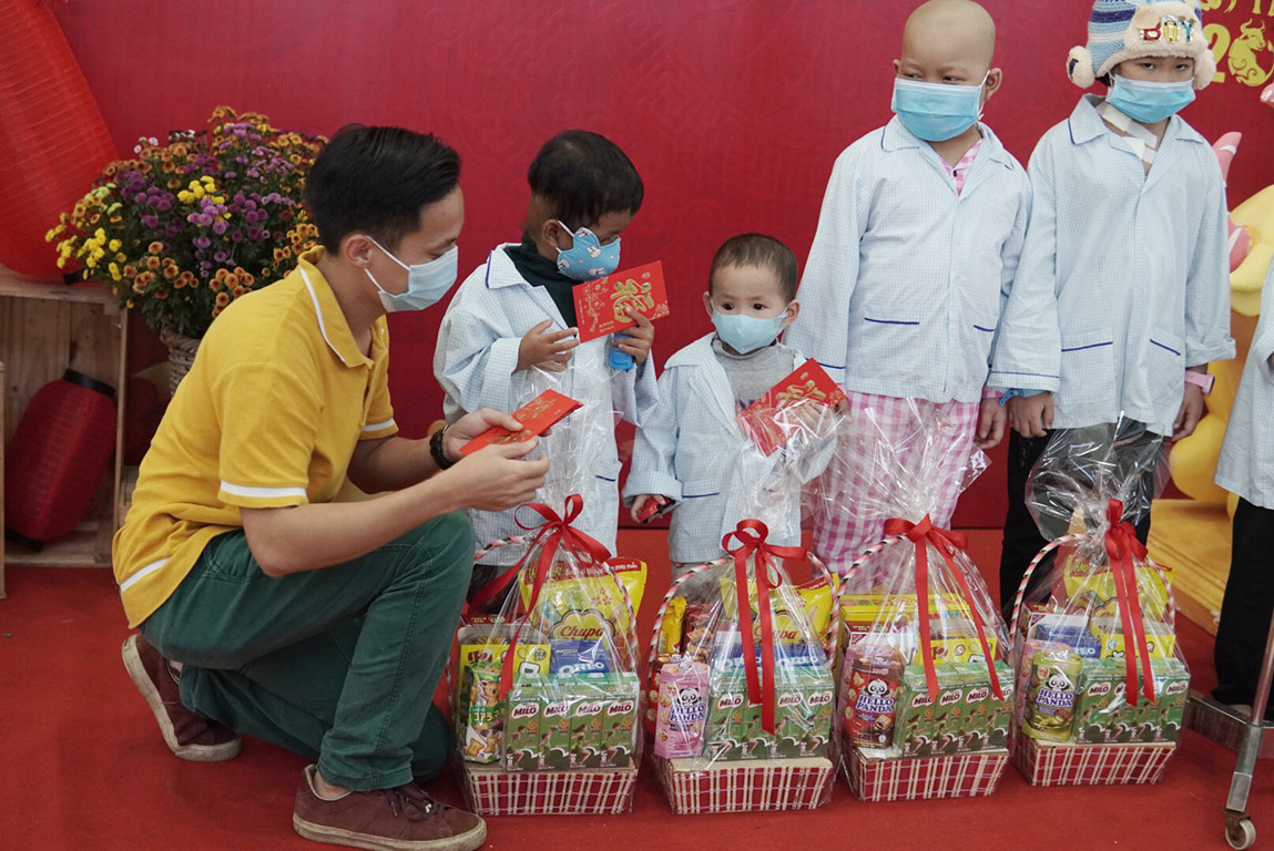 Mang Tết về nhà, tặng vé máy bay ô tô khứ hồi cho người lao động khó khăn ảnh 20 Mang Tết về nhà, tặng vé máy bay ô tô khứ hồi cho người lao động khó khăn ảnh 20