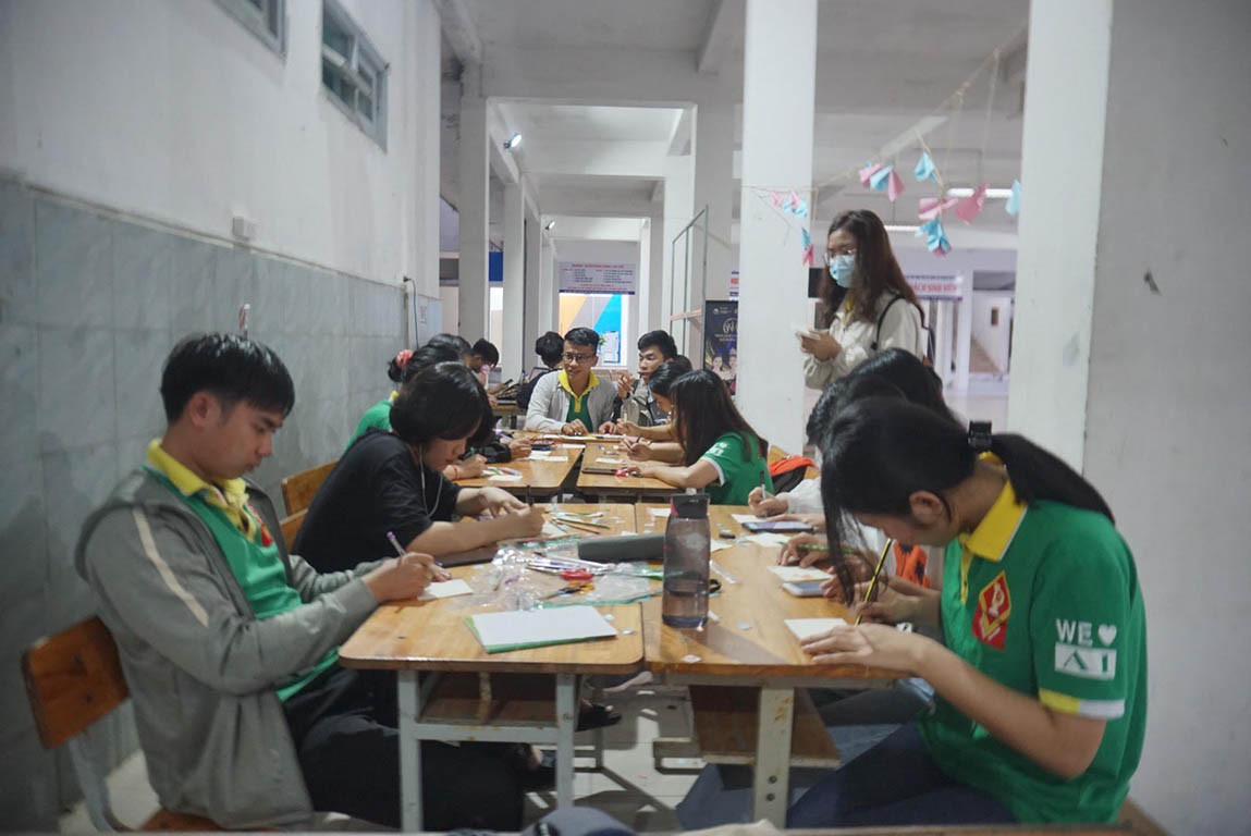 Tặng hoa trao yêu thương 8/3 cho chị em phụ nữ mưu sinh giữa đêm khuya ảnh 1