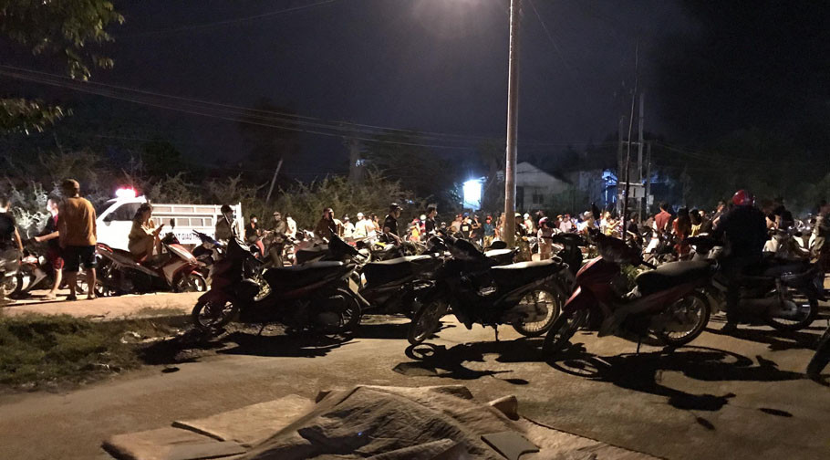 Bất chấp 'cách ly toàn xã hội', dân đổ xô đi xem cháy xưởng ảnh 4