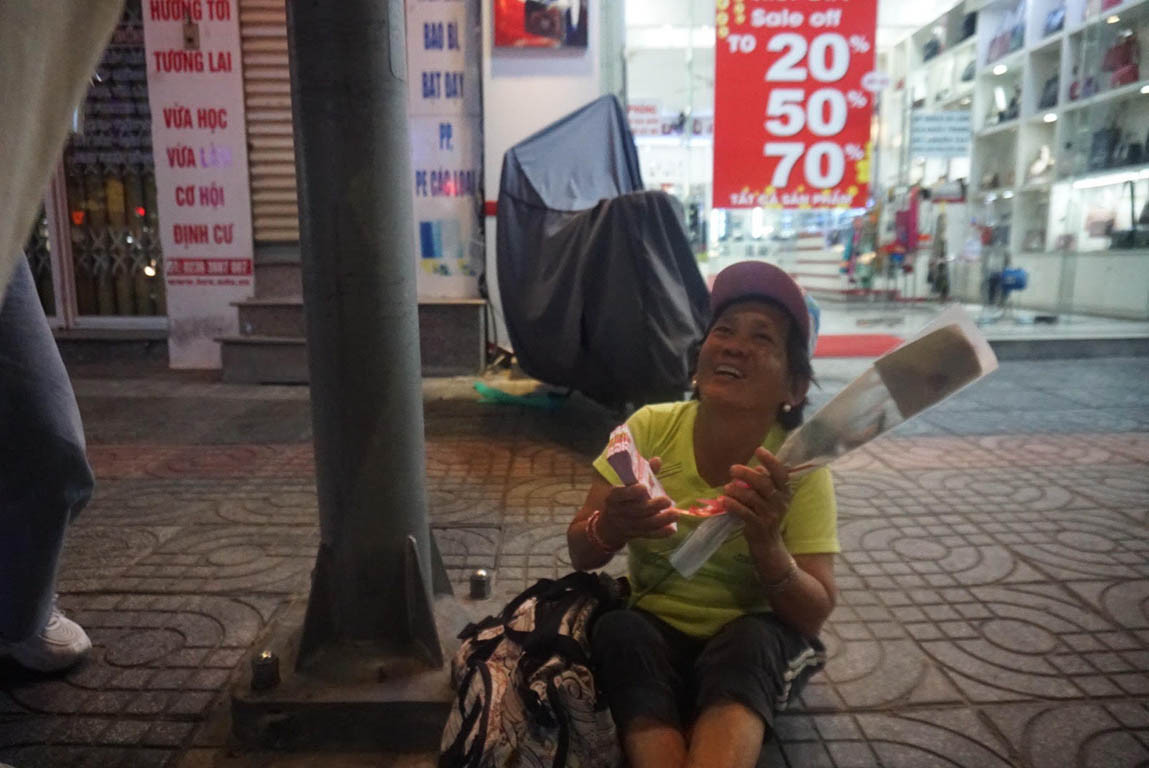 Tặng hoa trao yêu thương 8/3 cho chị em phụ nữ mưu sinh giữa đêm khuya ảnh 4