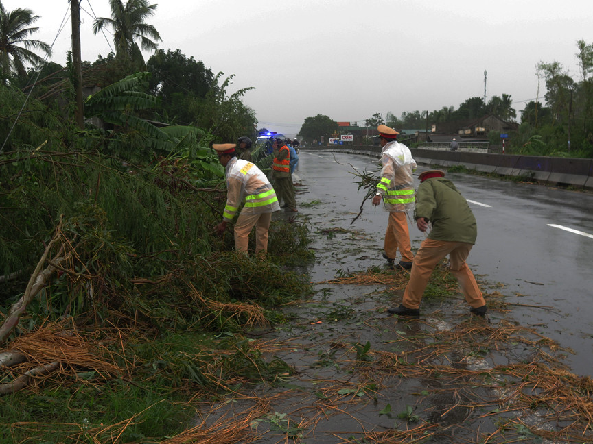 Sau bão số 5: Quảng Ngãi hư hại hơn 400 nhà, sóng đánh sập kè ở Bình Định ảnh 6