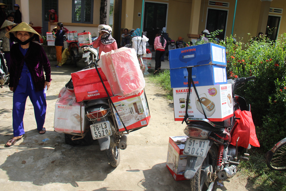 'Chỉ tặng không bán' dụ dân nghèo mua hàng dỏm giá trên trời ảnh 2