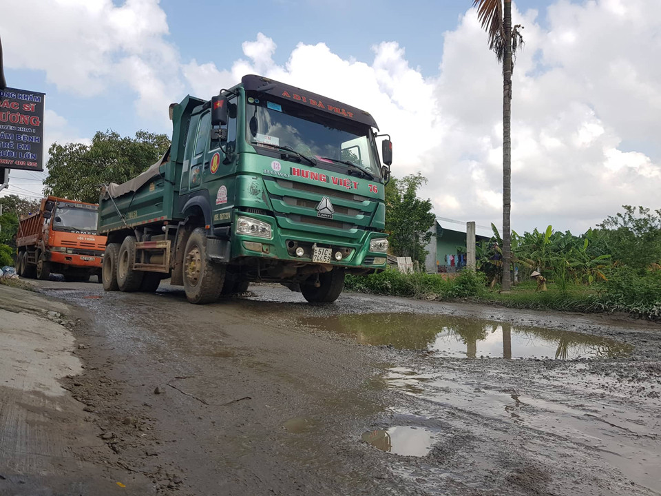 Cho nhà thầu Trung Quốc mượn, 7 tuyến đường Quảng Ngãi hóa 'bãi trâu, ổ voi' ảnh 2