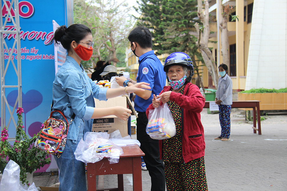Cựu học sinh trung học mang 'ATM gạo tình thương' về cho người nghèo ảnh 3 Cựu học sinh trung học mang 'ATM gạo tình thương' về cho người nghèo ảnh 3