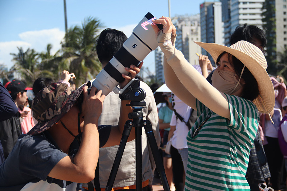 Đà Nẵng: Tây, ta cùng ngửa cổ chiêm ngưỡng nhật thực cuối cùng của thập kỷ ảnh 8