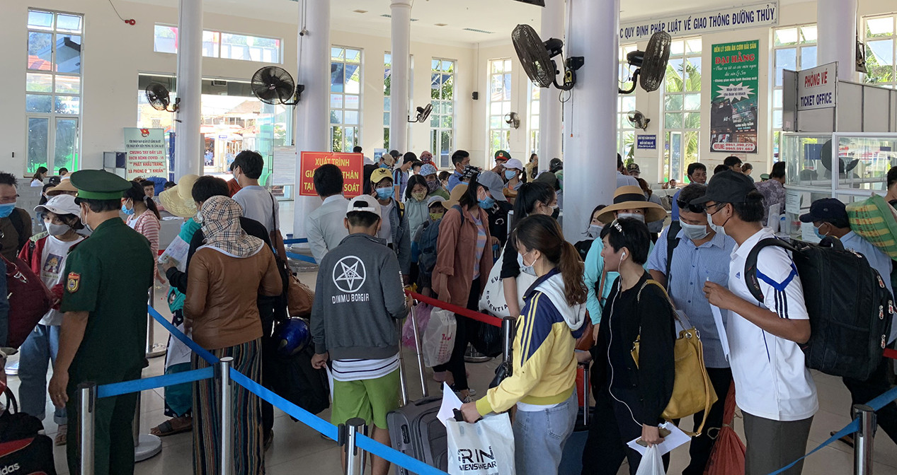 Hơn 2.600 du khách khẩn cấp rời đảo Lý Sơn sau ca nhiễm COVID-19 tại Quảng Ngãi ảnh 1