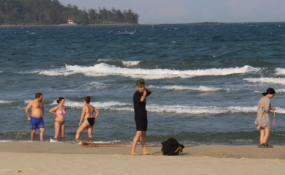 Mỹ Khê tấp nập người đổ xô tắm biển bất chấp lệnh cấm ảnh 5
