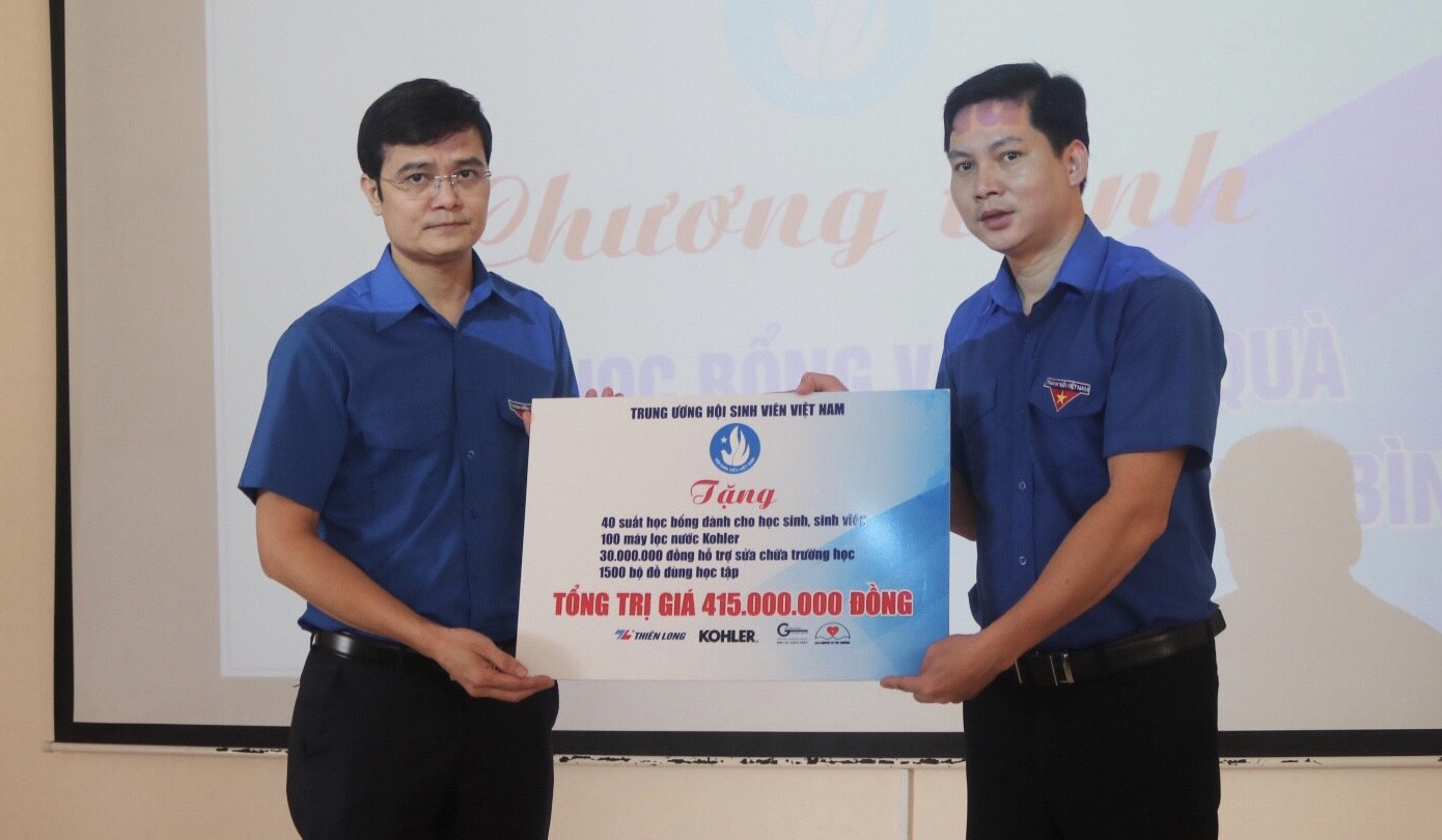 TƯ Đoàn thăm, tặng quà học sinh, sinh viên và người dân vùng lũ ảnh 2