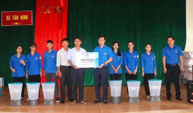 TƯ Đoàn thăm, tặng quà học sinh, sinh viên và người dân vùng lũ ảnh 3