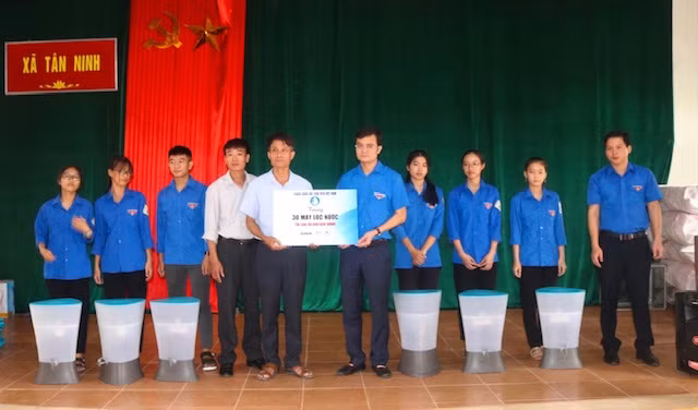 TƯ Đoàn thăm, tặng quà học sinh, sinh viên và người dân vùng lũ ảnh 3