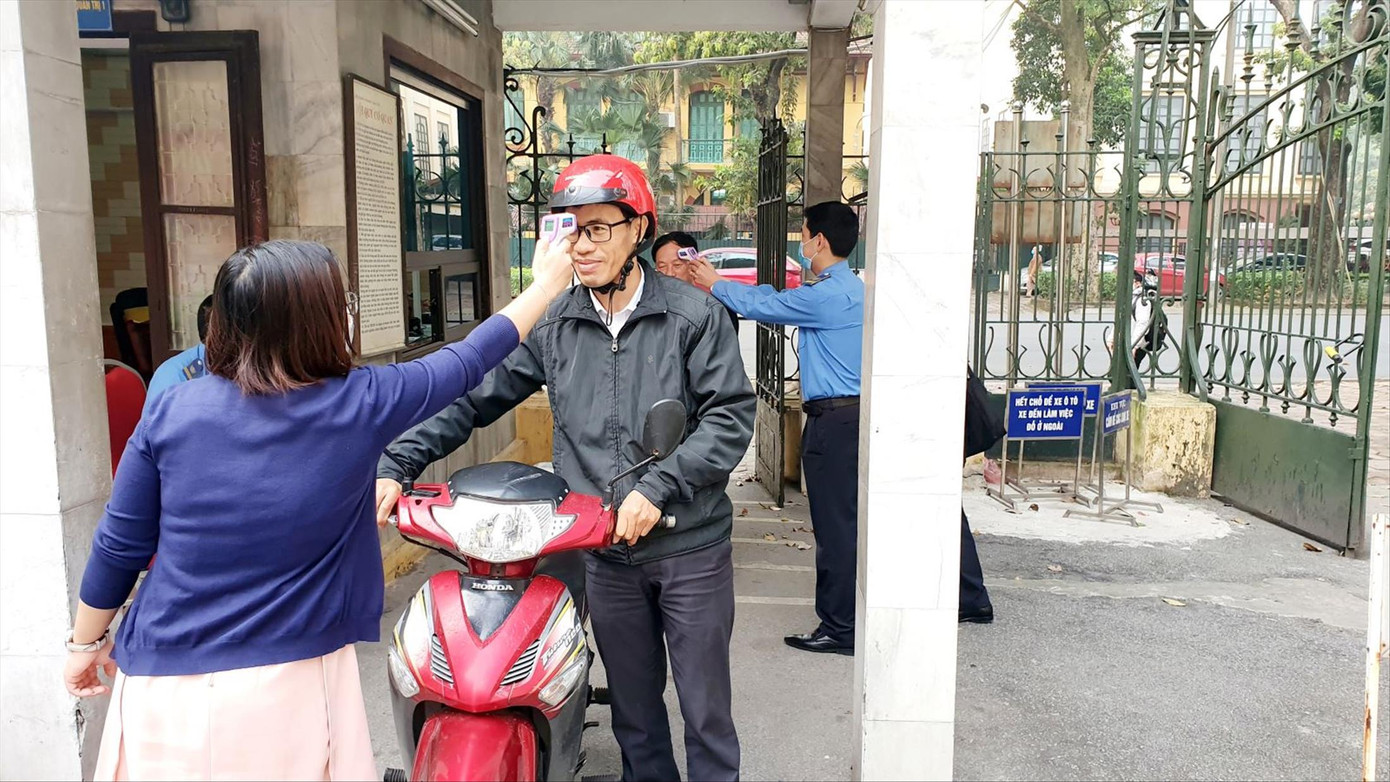 Bộ, ngành ​hoãn họp, dân làm việc trực tuyến ảnh 1