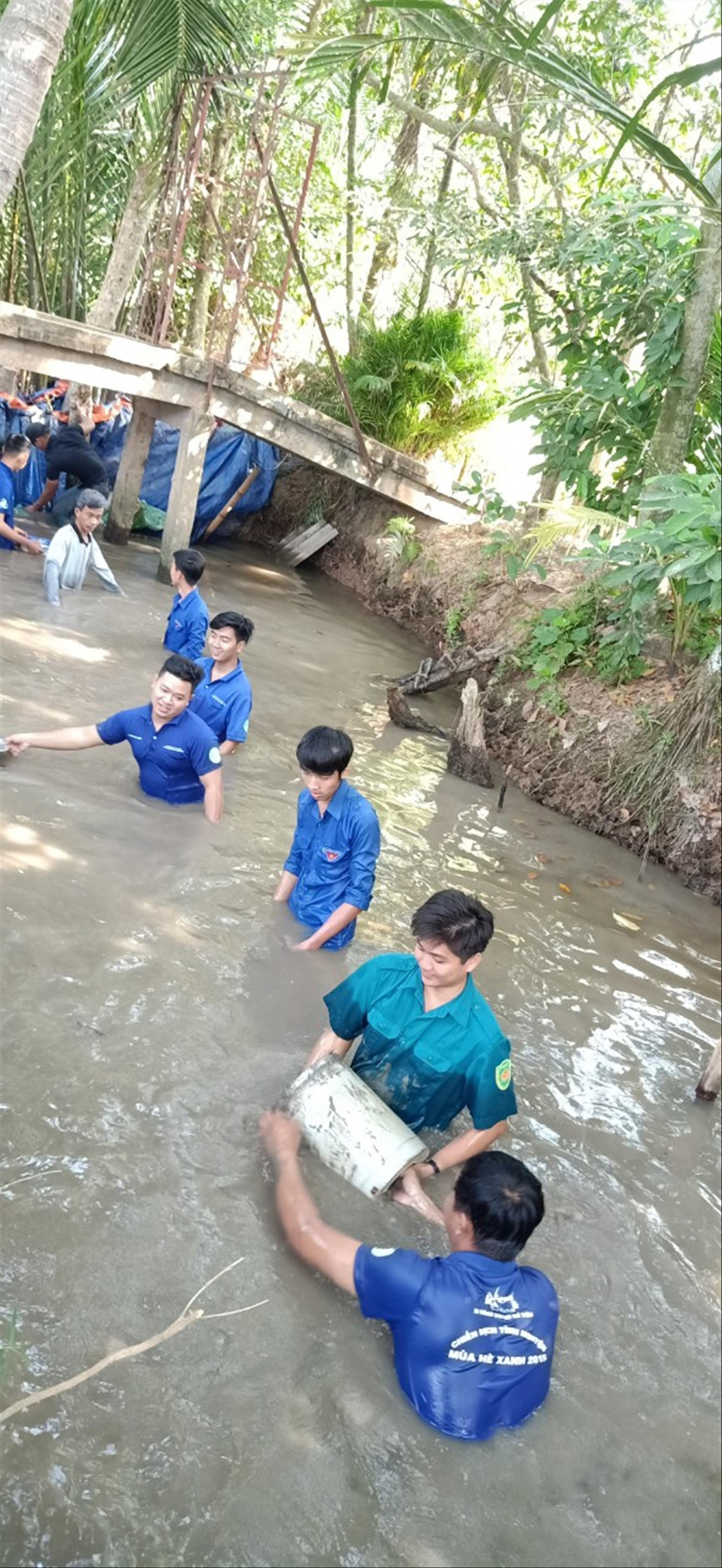 Thanh niên giúp dân mùa hạn mặn ảnh 1