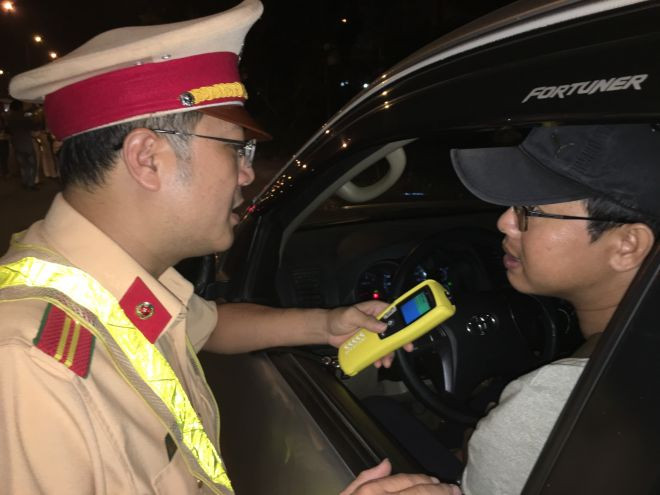 Quán nhậu tràn xuống đường, phố đi bộ Bùi Viện tắc cứng đêm giao thừa ảnh 11