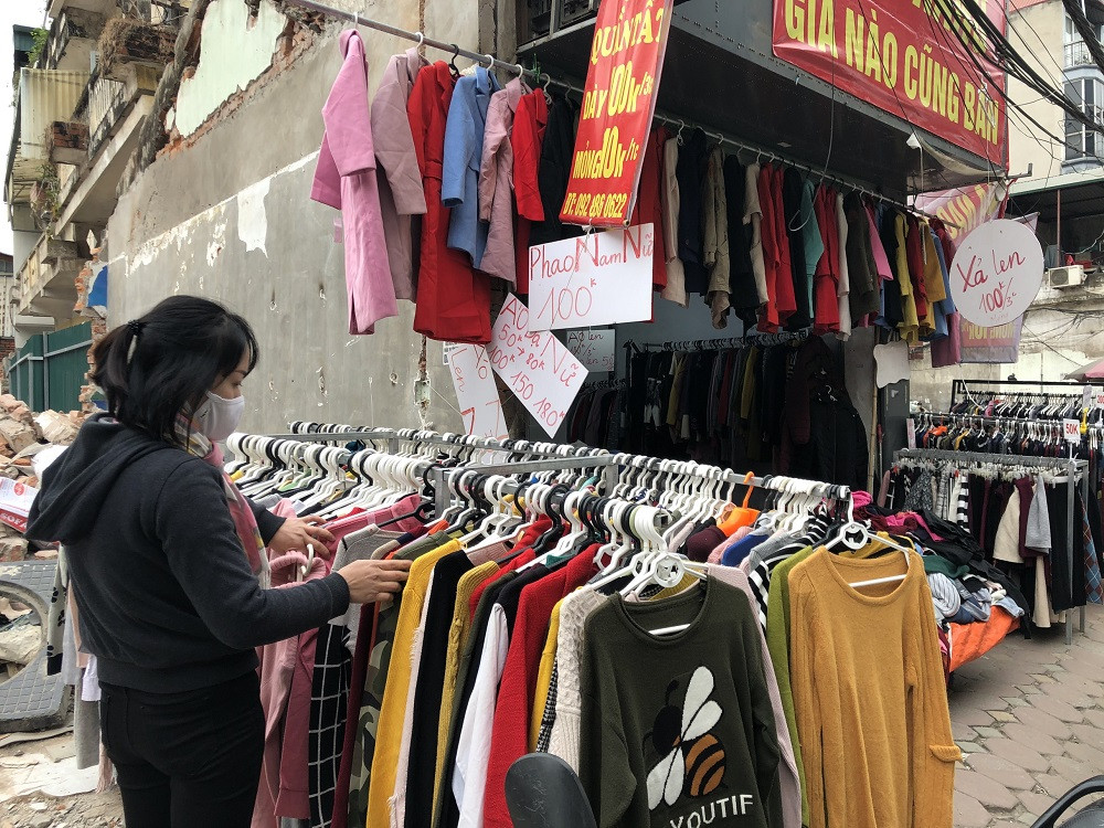 Quần áo ấm giá rẻ đổ tràn vỉa hè Hà Nội những ngày giá rét ảnh 8