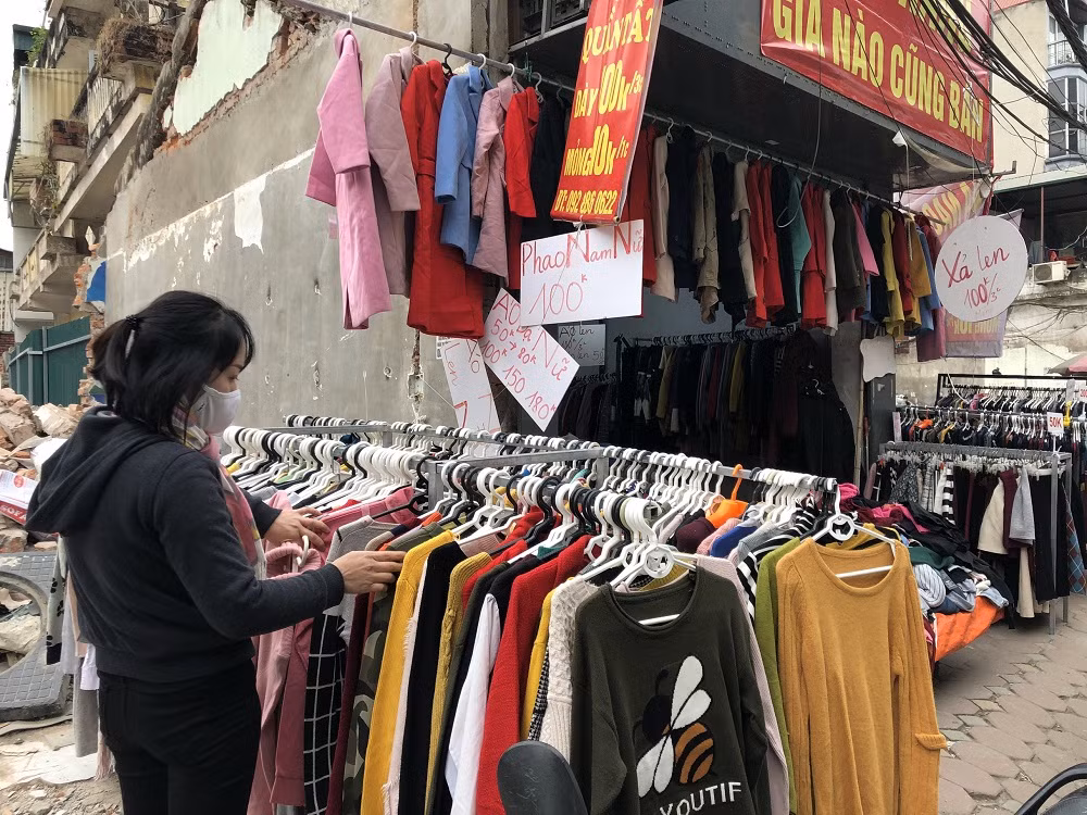 Quần áo ấm giá rẻ đổ tràn vỉa hè Hà Nội những ngày giá rét ảnh 8