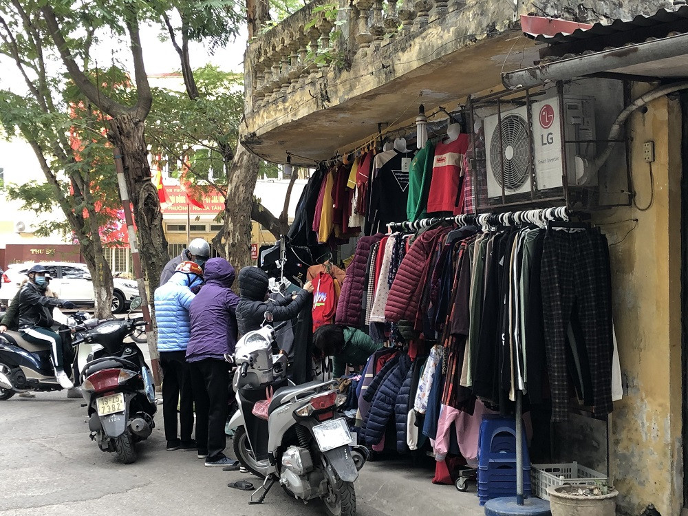 Quần áo ấm giá rẻ đổ tràn vỉa hè Hà Nội những ngày giá rét ảnh 2