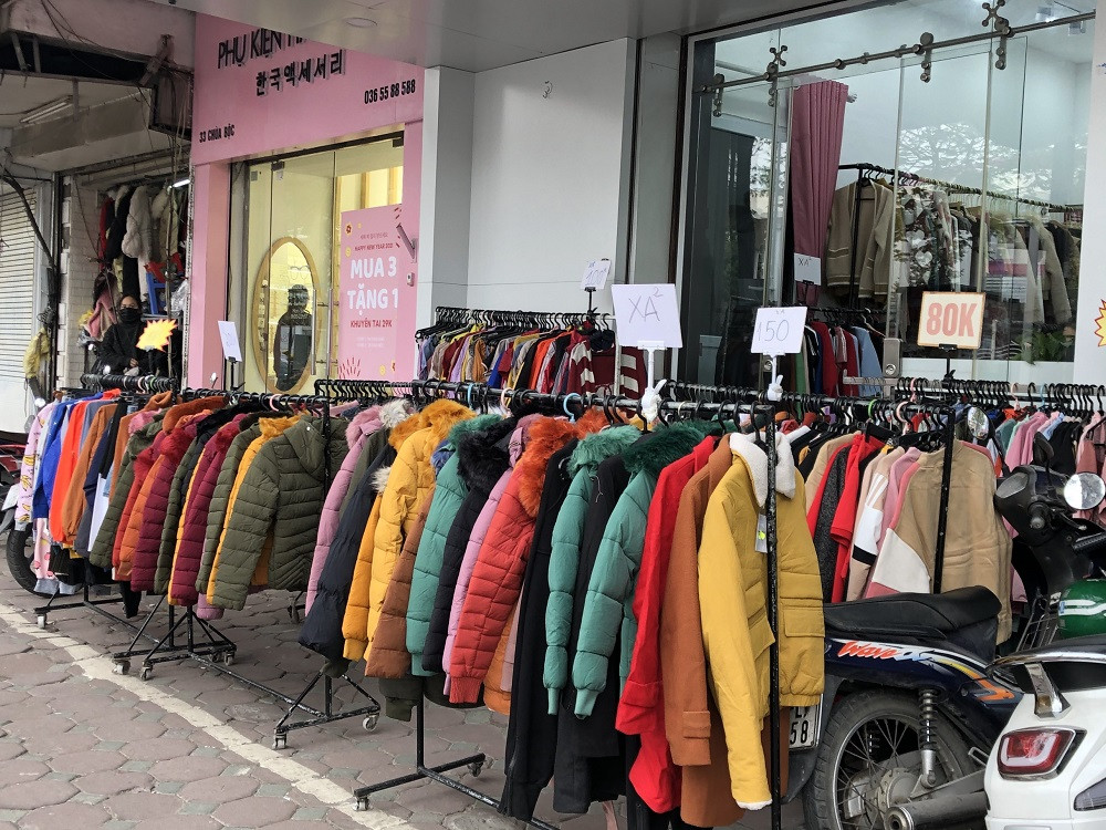 Quần áo ấm giá rẻ đổ tràn vỉa hè Hà Nội những ngày giá rét ảnh 6