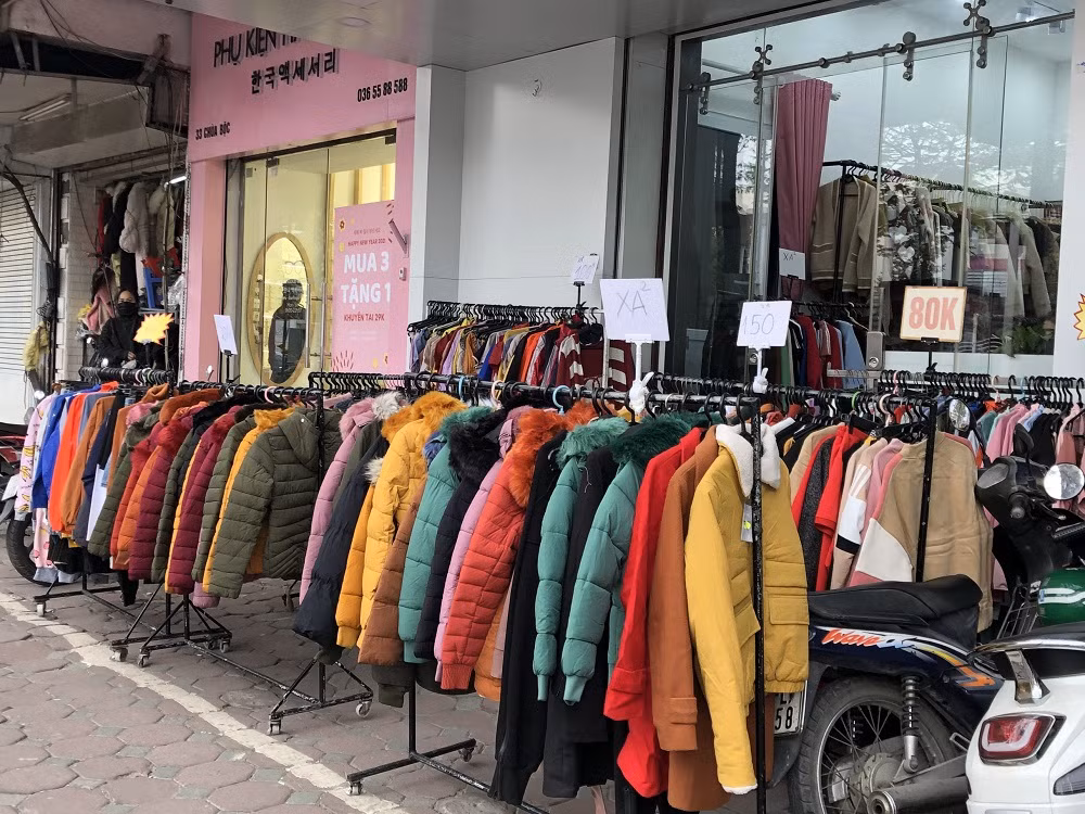Quần áo ấm giá rẻ đổ tràn vỉa hè Hà Nội những ngày giá rét ảnh 6