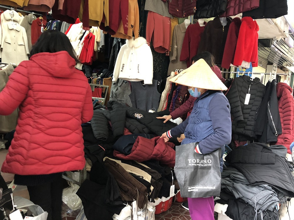 Quần áo ấm giá rẻ đổ tràn vỉa hè Hà Nội những ngày giá rét ảnh 1