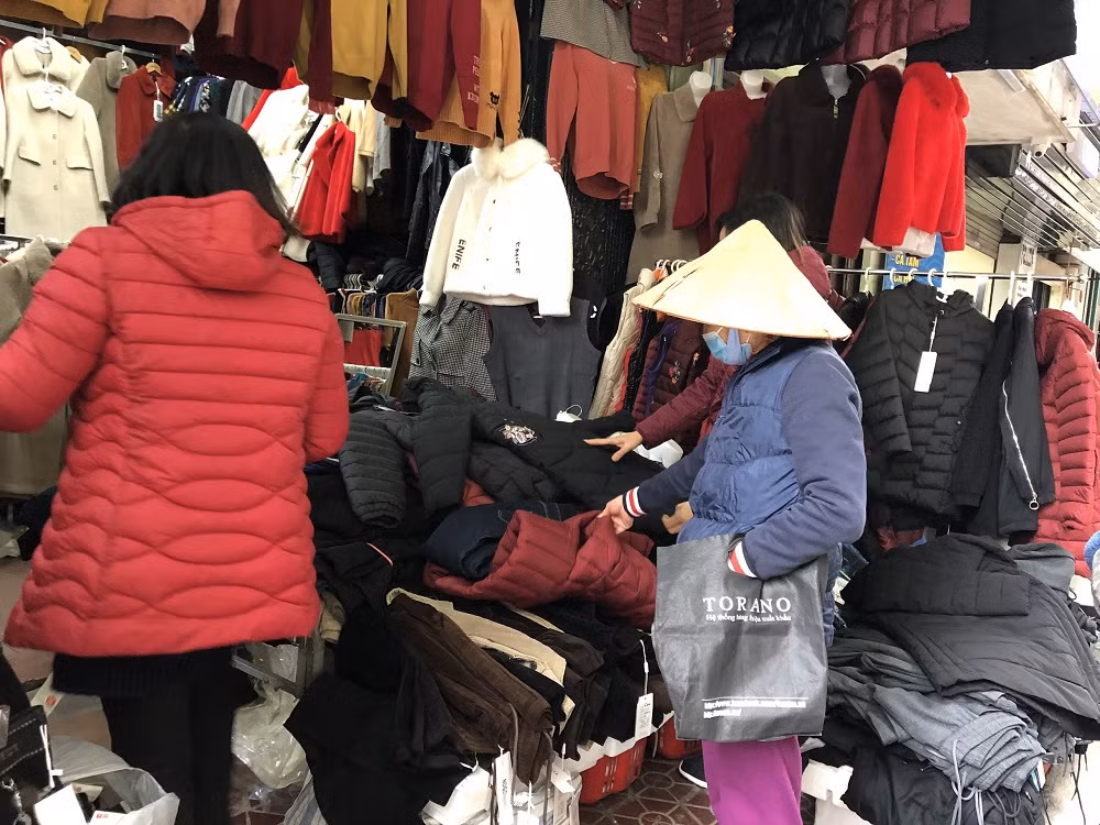 Quần áo ấm giá rẻ đổ tràn vỉa hè Hà Nội những ngày giá rét ảnh 1