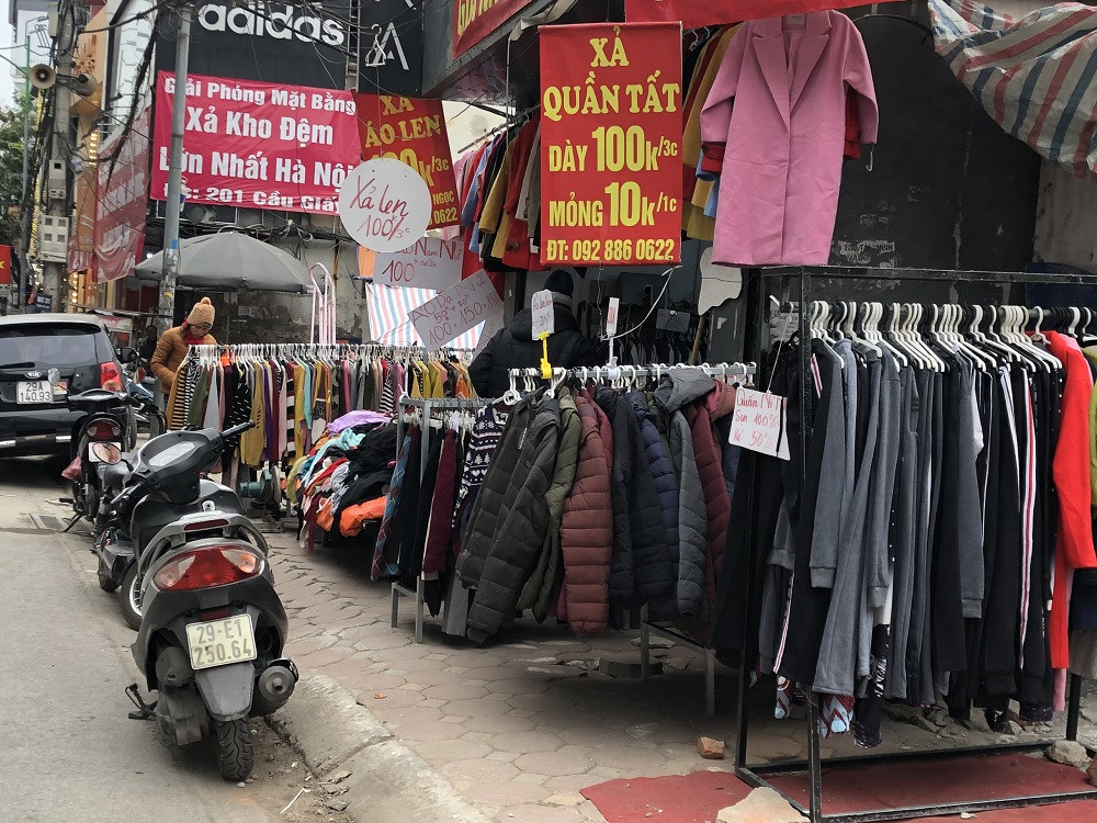 Quần áo ấm giá rẻ đổ tràn vỉa hè Hà Nội những ngày giá rét ảnh 7