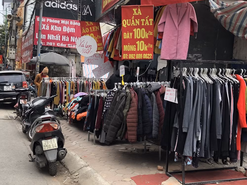 Quần áo ấm giá rẻ đổ tràn vỉa hè Hà Nội những ngày giá rét ảnh 7