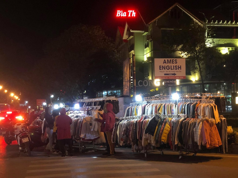 Quần áo ấm giá rẻ đổ tràn vỉa hè Hà Nội những ngày giá rét ảnh 5