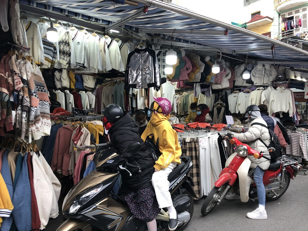 Quần áo ấm giá rẻ đổ tràn vỉa hè Hà Nội những ngày giá rét ảnh 3
