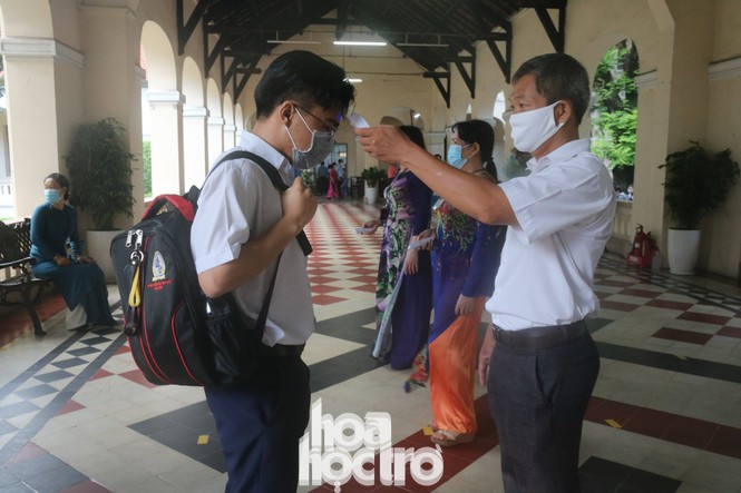 Tại các điểm thi tốt nghiệp THPT, thí sinh cũng đều phải thực hiện đầy đủ các biện pháp giữ an toàn trước khi bắt đầu làm bài thi. Reply 2020: Teen Việt đã vượt qua những sự kiện học đường chưa từng có tiền lệ ra sao? ảnh 2