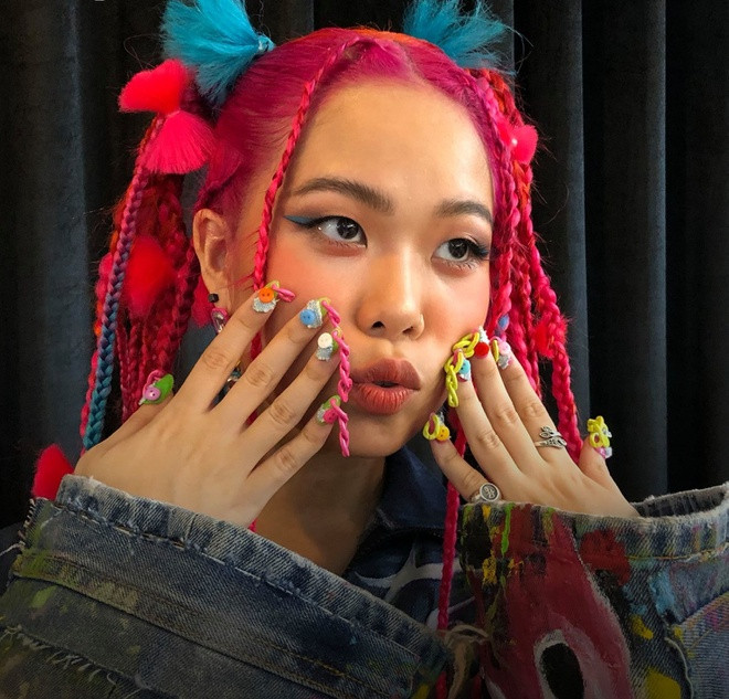 Soi thời trang Chung kết Rap Việt: Tlinh đầu tư móng tay độc, Rhymastic “bye bye” tóc xoăn ảnh 2