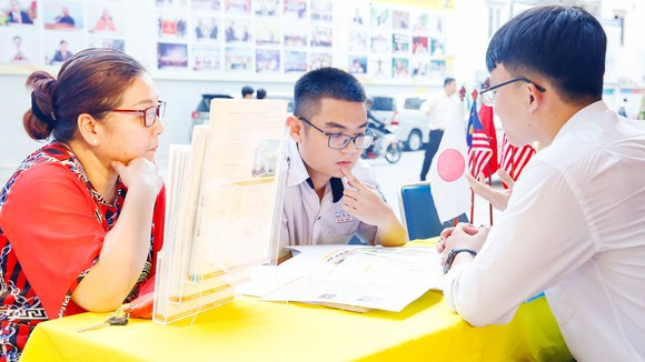 Tân Thủ khoa ĐH KHXH&NV TP.HCM chia sẻ bí kíp học Văn: Không học nhiều thầy cô vì dễ loạn ảnh 8 Tân Thủ khoa ĐH KHXH&NV TP.HCM chia sẻ bí kíp học Văn: Không học nhiều thầy cô vì dễ loạn ảnh 8