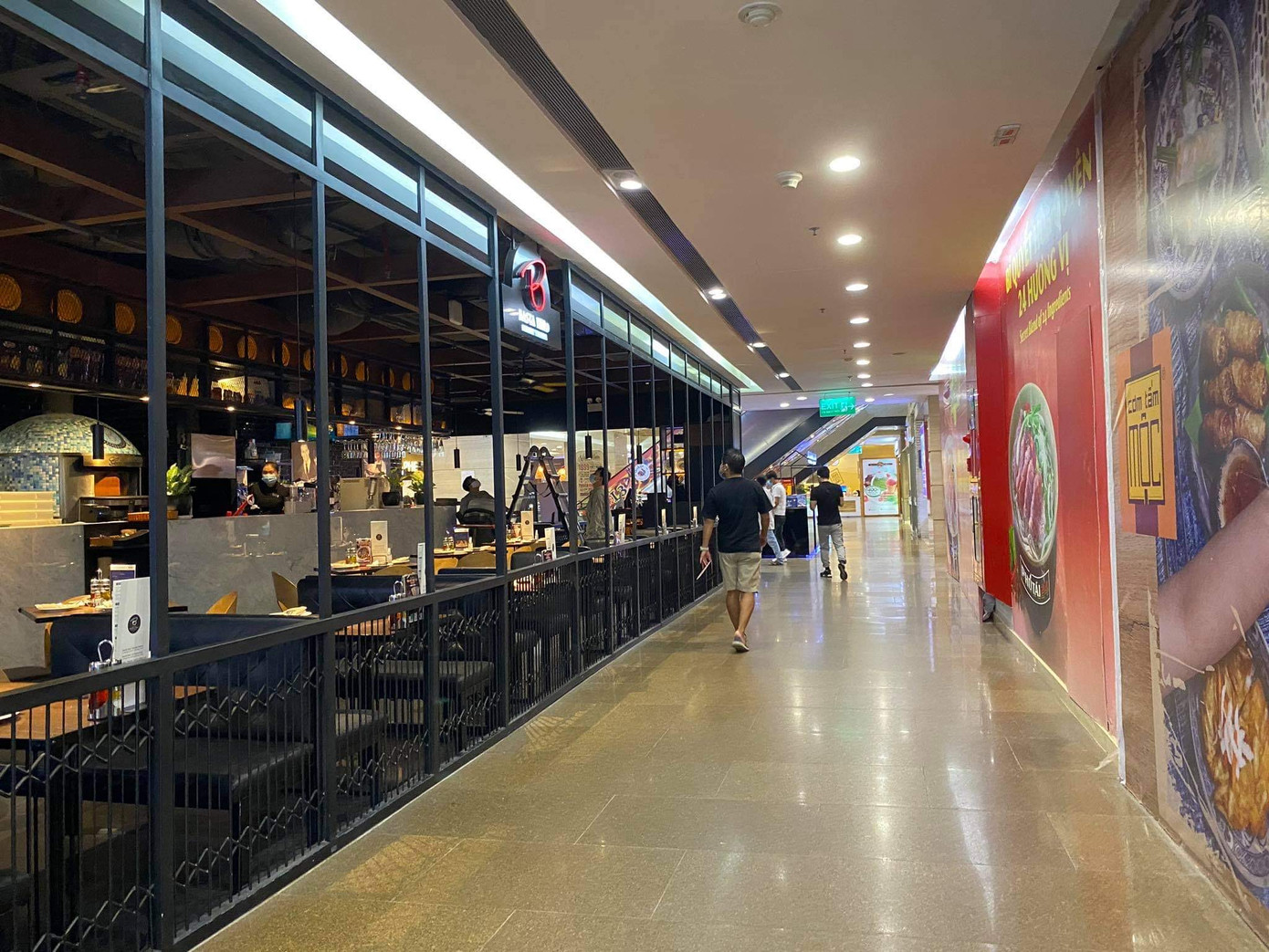 Các trung tâm thương mại ở TP.HCM trầm lắng vào dịp cuối tuần vì dịch COVID-19 ảnh 1