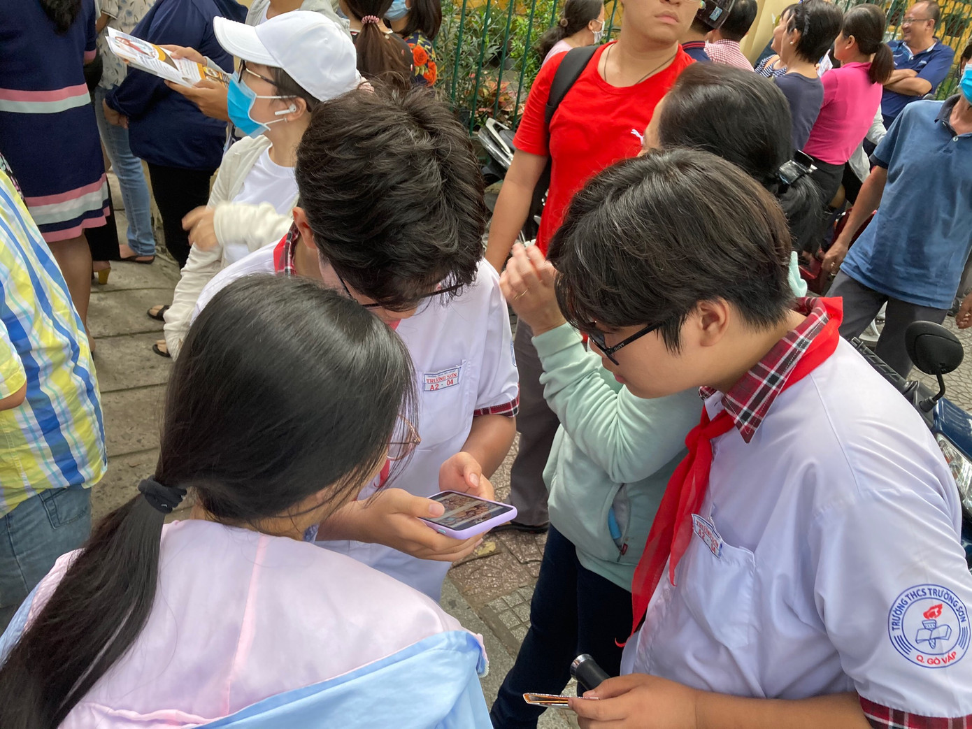 Đề thi Văn chuyên lớp 10 TP.HCM: Không khó nhưng cần sâu sắc, kiến thức xã hội rộng ảnh 2