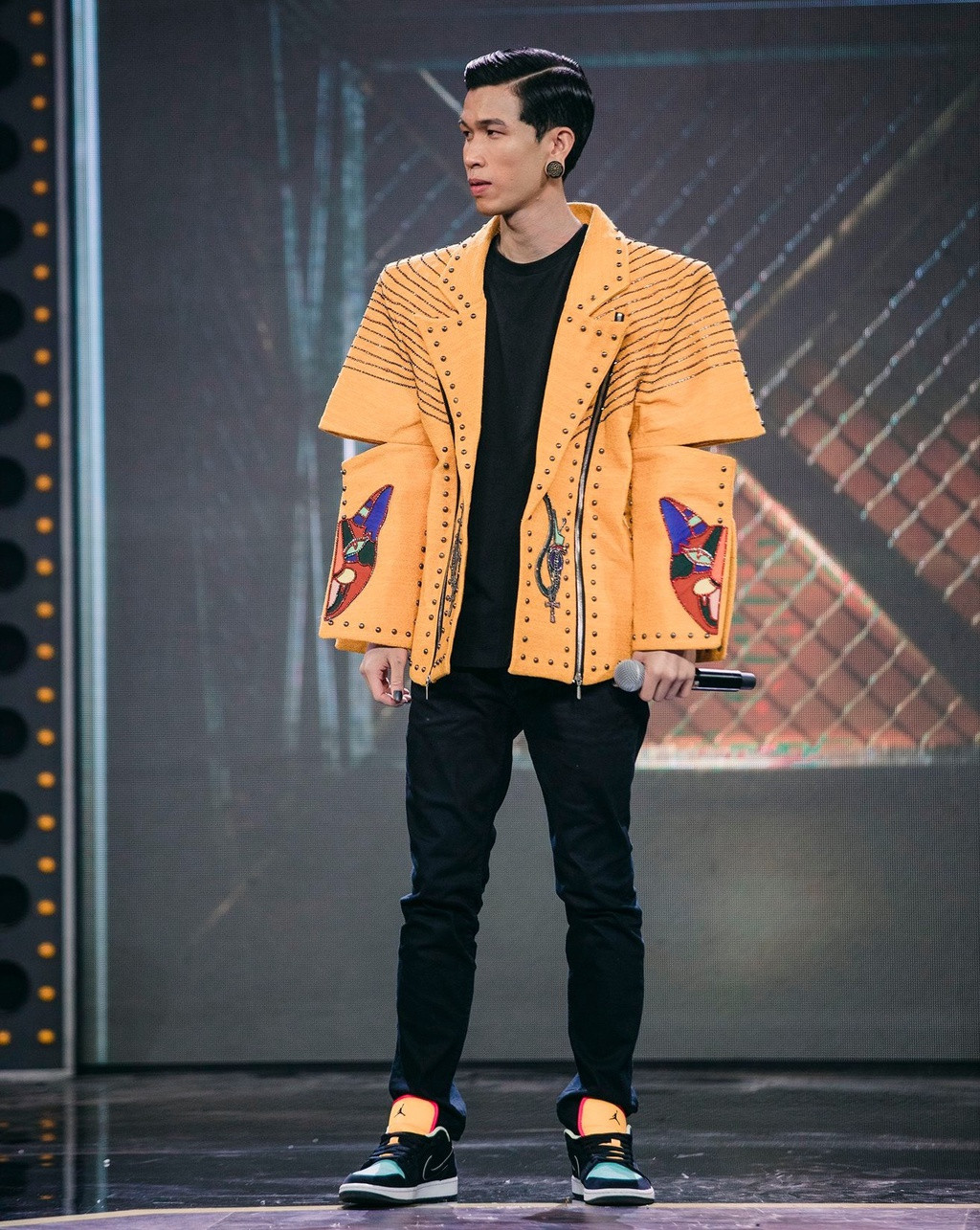 Soi thời trang Chung kết Rap Việt: Tlinh đầu tư móng tay độc, Rhymastic “bye bye” tóc xoăn ảnh 7