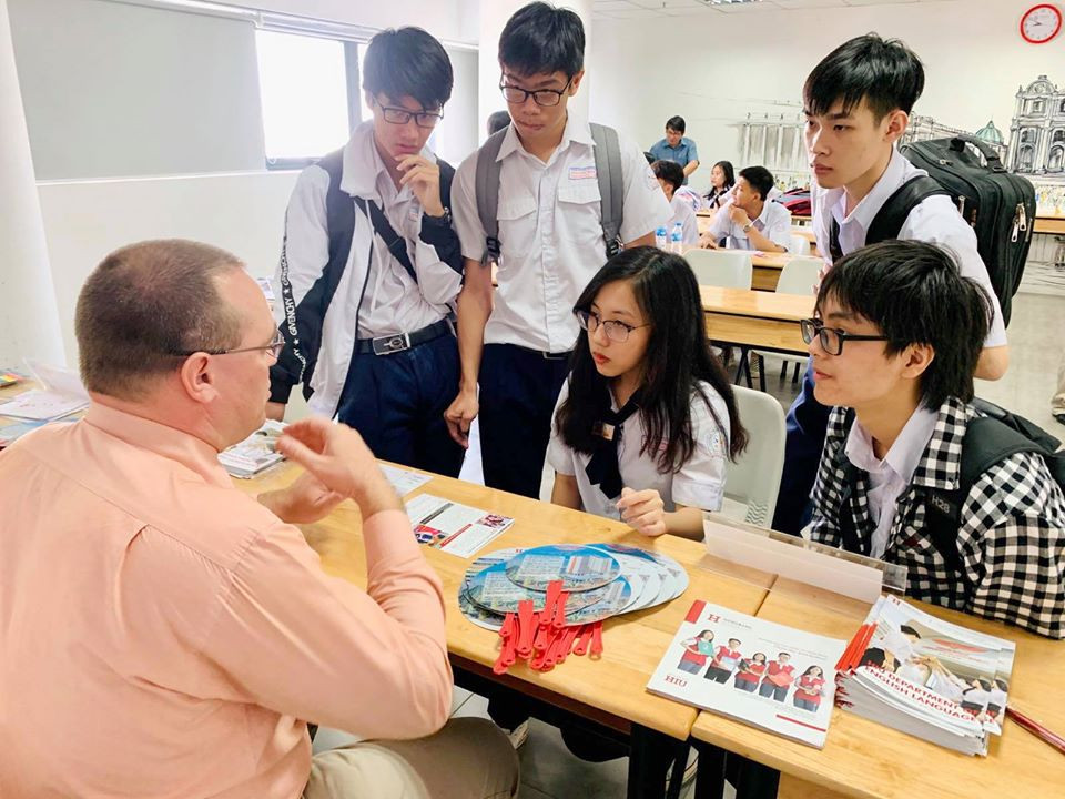 TP.HCM: Teen khối 12 hào hứng tham gia ngày hội tư vấn tuyển sinh - hướng nghiệp ảnh 1