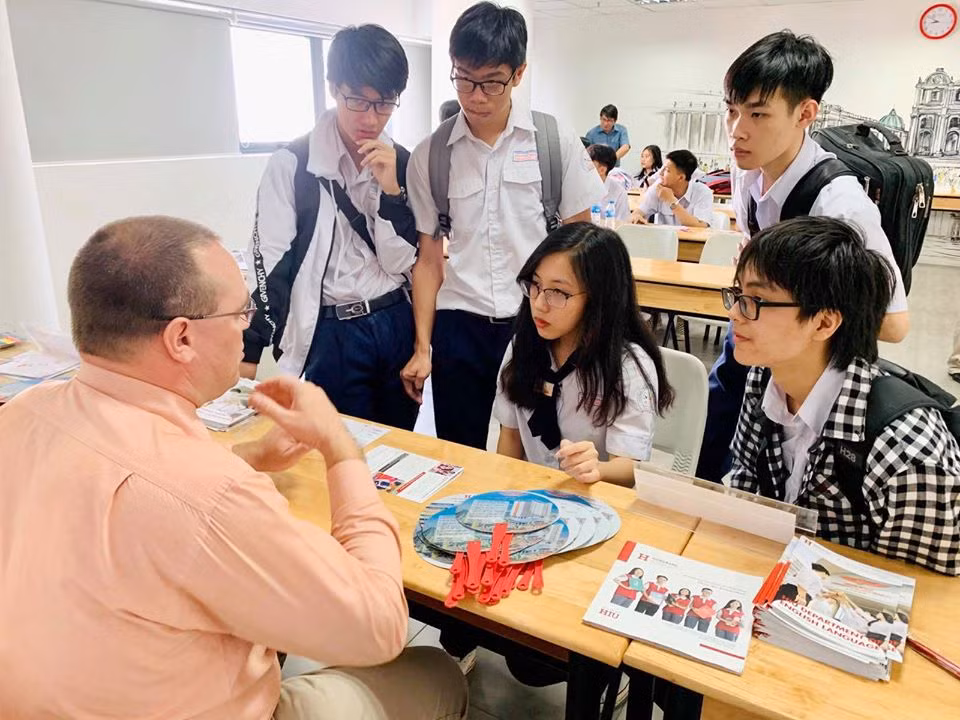 TP.HCM: Teen khối 12 hào hứng tham gia ngày hội tư vấn tuyển sinh - hướng nghiệp ảnh 1