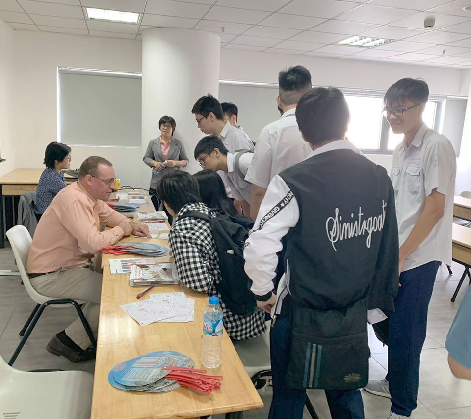 TP.HCM: Teen khối 12 hào hứng tham gia ngày hội tư vấn tuyển sinh - hướng nghiệp ảnh 2