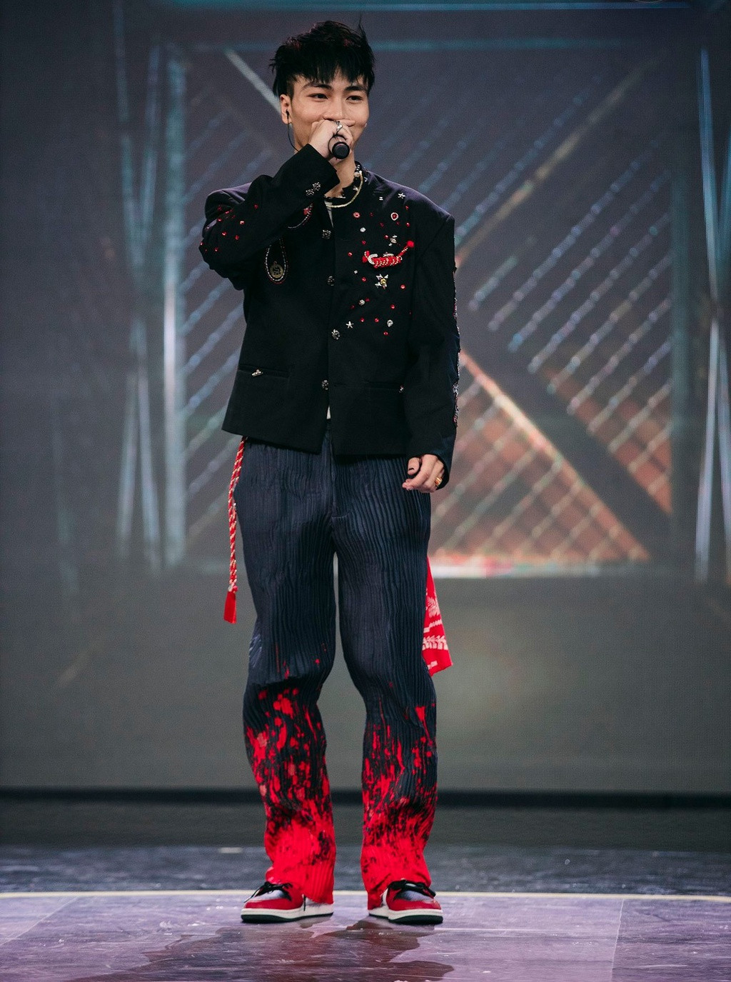 Soi thời trang Chung kết Rap Việt: Tlinh đầu tư móng tay độc, Rhymastic “bye bye” tóc xoăn ảnh 4