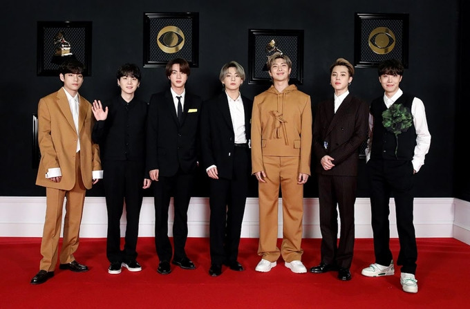 Grammys 2021: BTS giúp đồ của Louis Vuitton trông “dễ mặc hơn hẳn” so với mẫu xịn ảnh 1