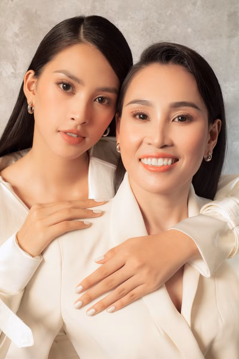 Bộ ảnh chứng minh nhan sắc đỉnh cao của Hoa hậu Tiểu Vy là được thừa hưởng từ mẹ ảnh 4