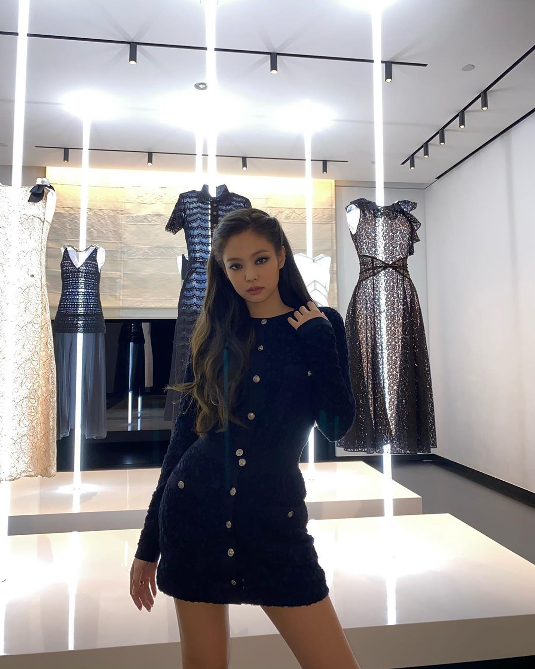 Giữa ồn ào trang phục y tá, Chanel bất ngờ đăng video và ảnh Jennie (BLACKPINK) cực xinh ảnh 3