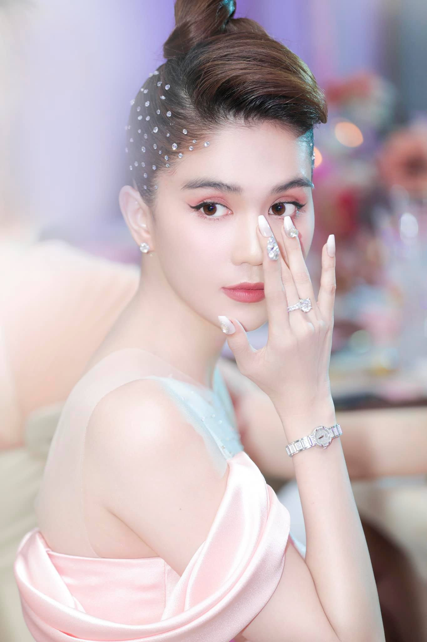 Cùng một thiết kế, Hoa hậu Đỗ Thị Hà - Á hậu Thùy Dung - Ngọc Trinh, ai mặc đẹp hơn? ảnh 3