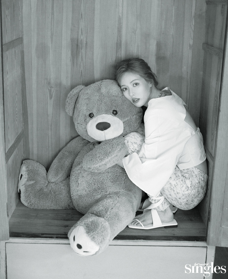 “Nữ hoàng gợi cảm” HyunA khoe nhan sắc tươi tắn đầy sức sống trên tạp chí Singles Hàn ảnh 7