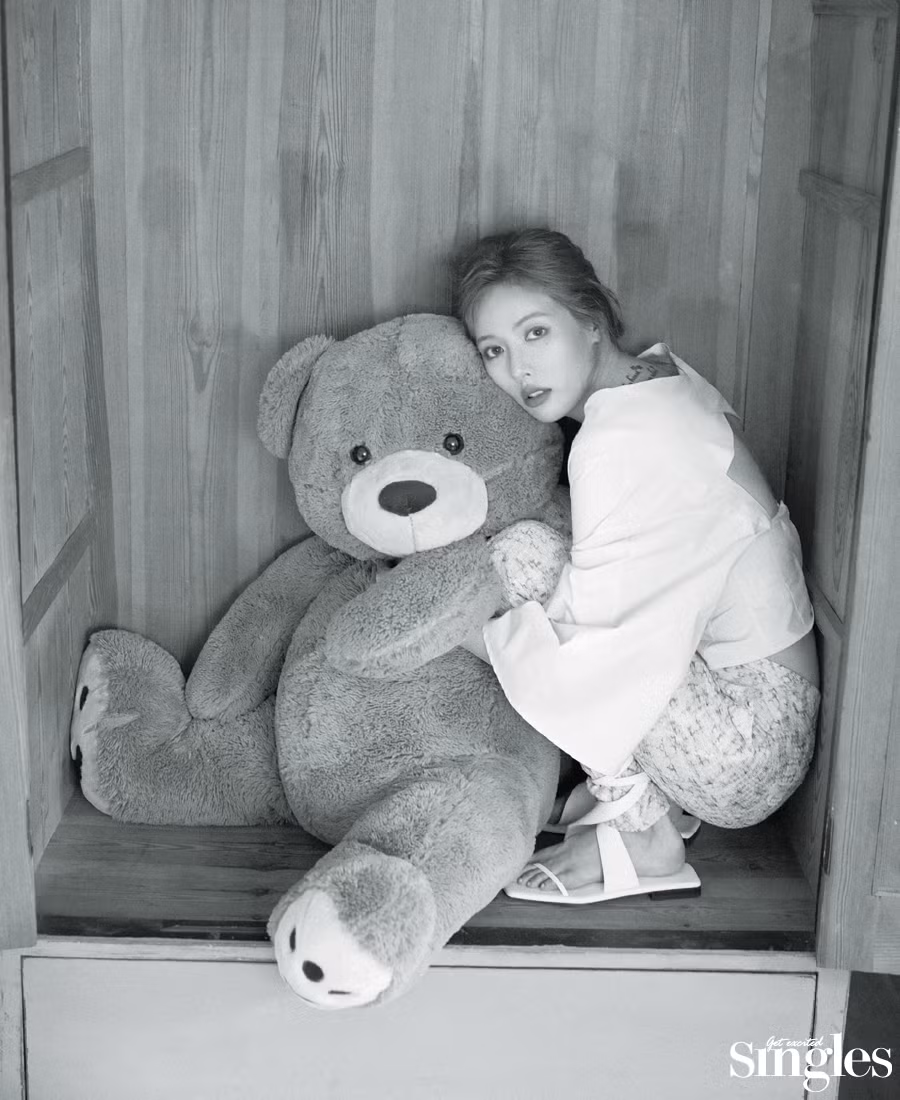 “Nữ hoàng gợi cảm” HyunA khoe nhan sắc tươi tắn đầy sức sống trên tạp chí Singles Hàn ảnh 7