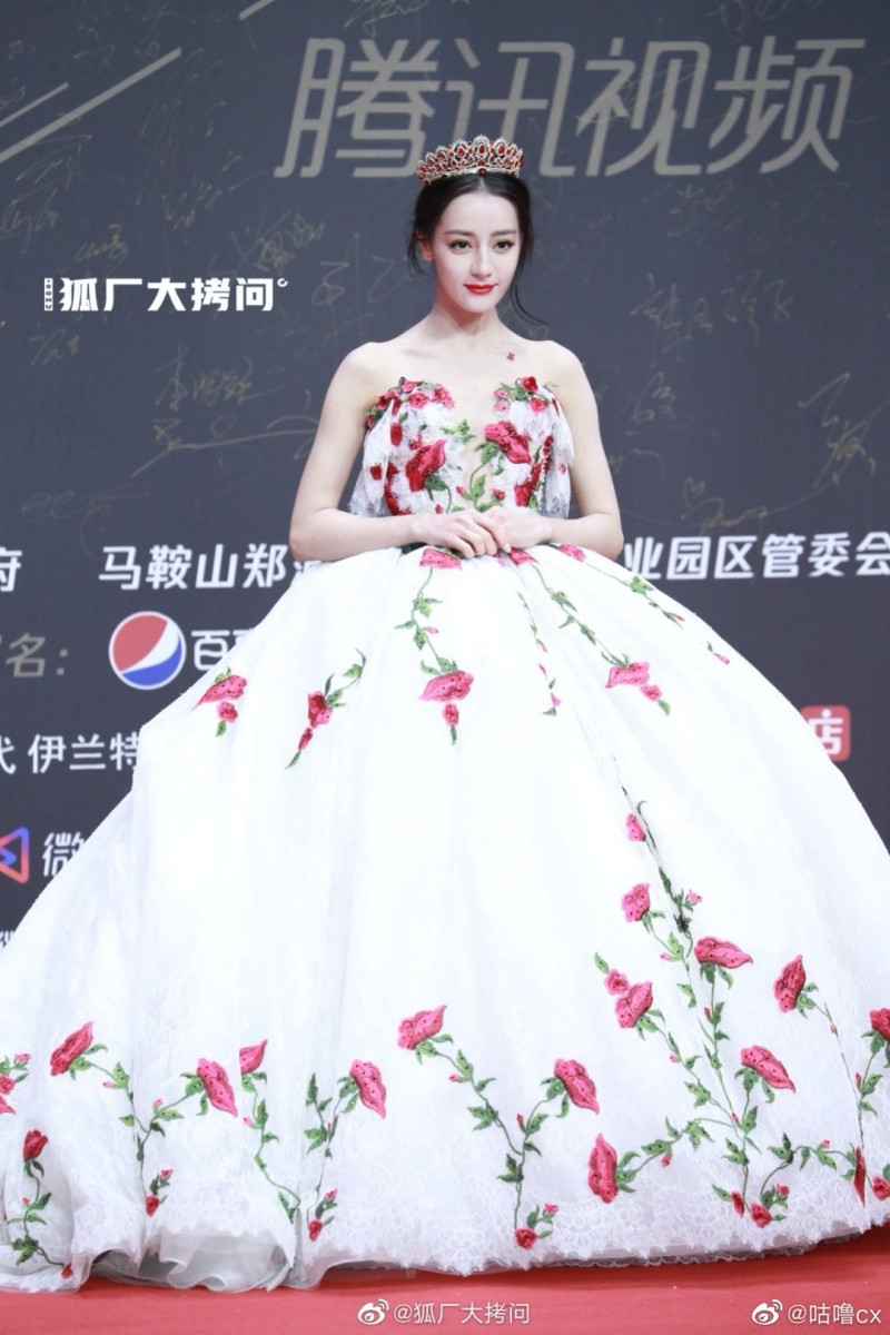 Địch Lệ Nhiệt Ba xinh đẹp như “công chúa hoa hồng” trên siêu thảm đỏ Tinh Quang Đại Thưởng ảnh 6