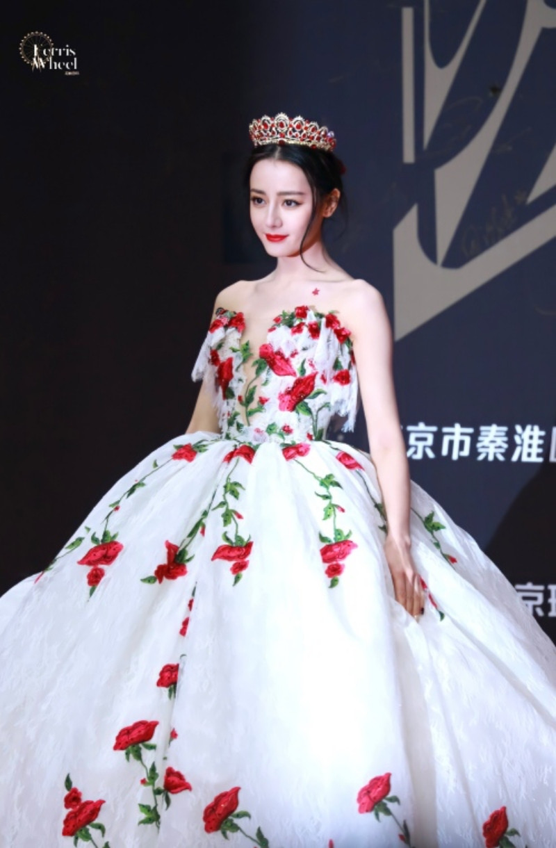 Địch Lệ Nhiệt Ba xinh đẹp như “công chúa hoa hồng” trên siêu thảm đỏ Tinh Quang Đại Thưởng ảnh 4