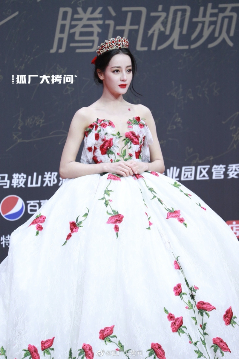 Địch Lệ Nhiệt Ba xinh đẹp như “công chúa hoa hồng” trên siêu thảm đỏ Tinh Quang Đại Thưởng ảnh 3