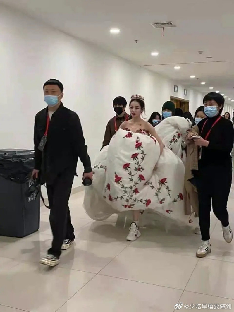 Địch Lệ Nhiệt Ba xinh đẹp như “công chúa hoa hồng” trên siêu thảm đỏ Tinh Quang Đại Thưởng ảnh 7